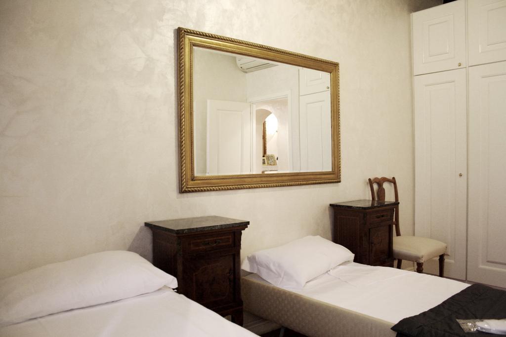 Piazza Di Spagna Suites Рим Номер фото