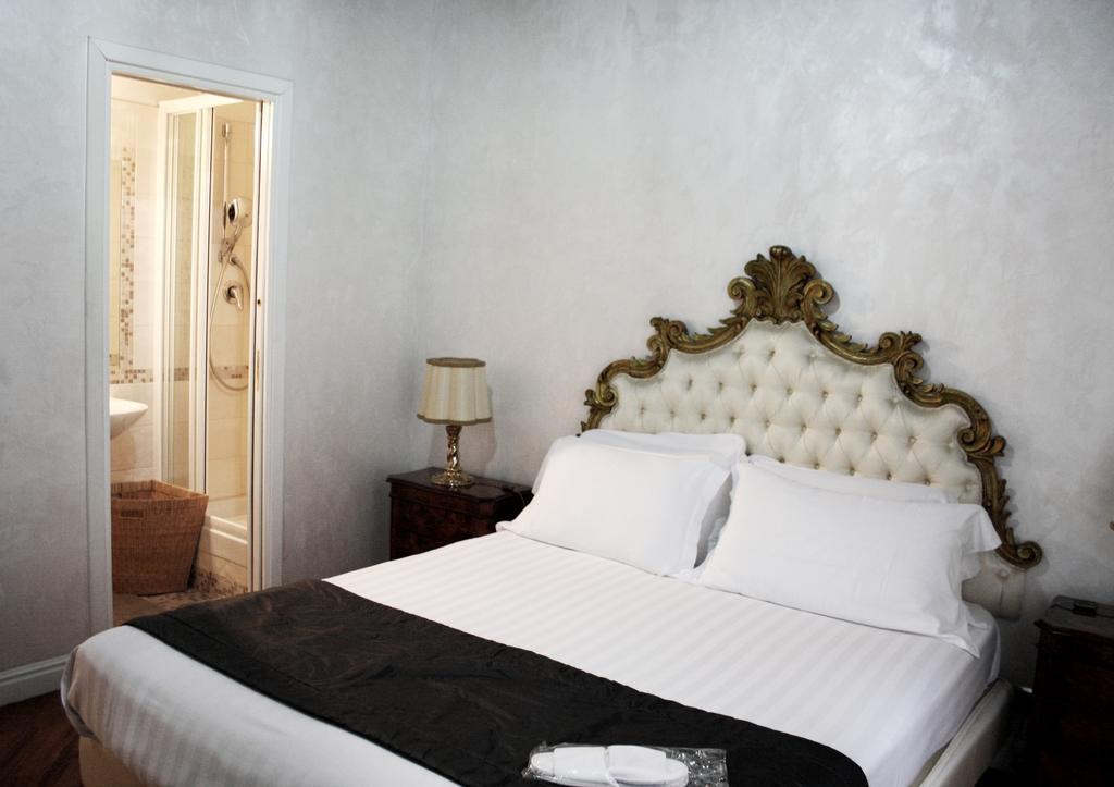Piazza Di Spagna Suites Рим Номер фото